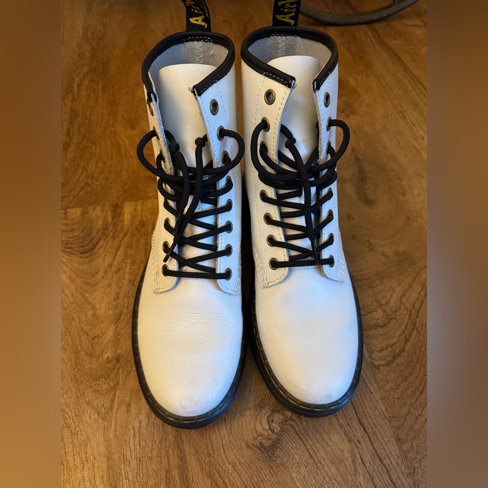 Dr. MARTENS white 1460 WOMEN'S
Smooth Leather Lace Up Boots. Women’s 7 shoes.